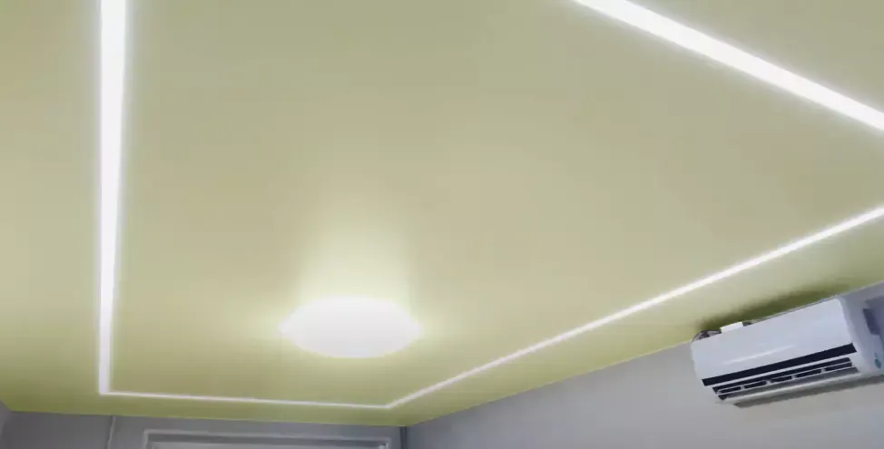 Бежевый натяжной потолок со световыми линиями — Ханты-Мансийск, Светлая, 67, фото 1