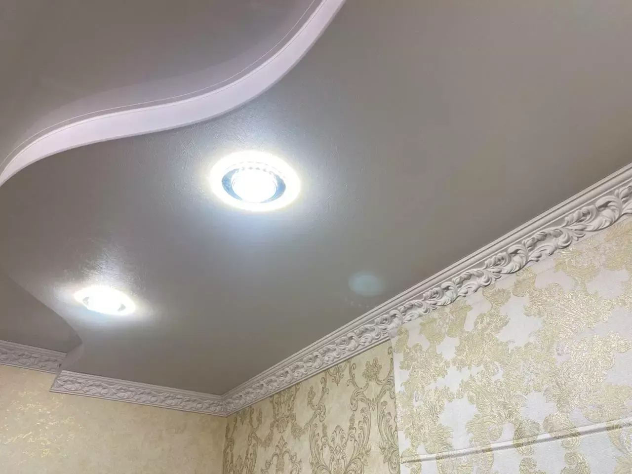 Комбинированный натяжной потолок с точечными светильниками — Ханты-Мансийск, Строителей, 111, фото 1