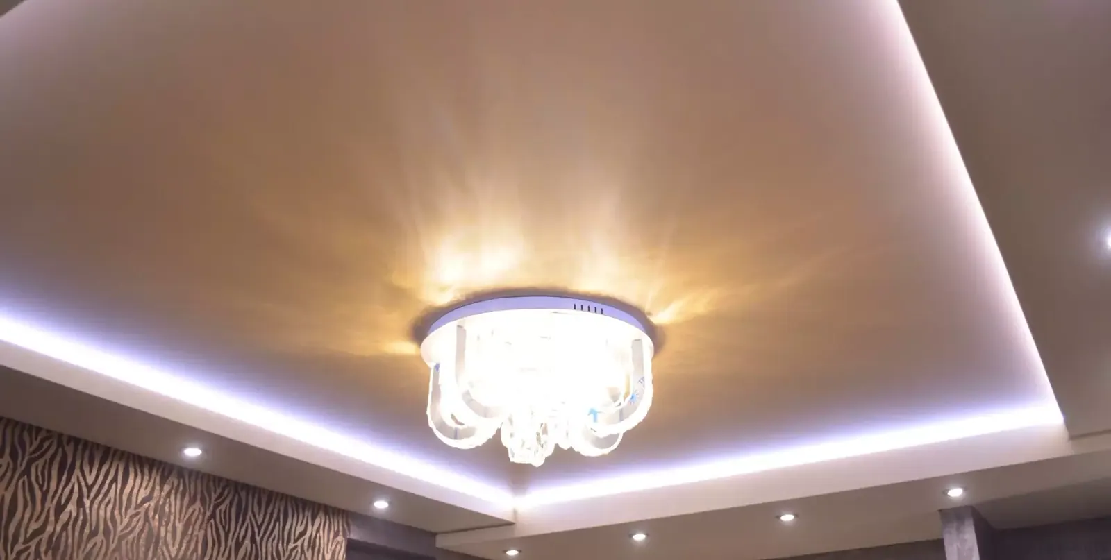 Многоуровневый натяжной потолок с подсветкой — Ханты-Мансийск, Энгельса, 3, фото 1